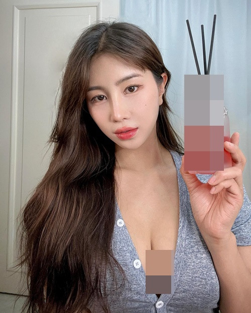 Hot girl người Hàn Quốc nhiều lần bị chỉ trích còn vì tạo dáng phản cảm, để lộ vùng nhạy cảm kém sang.