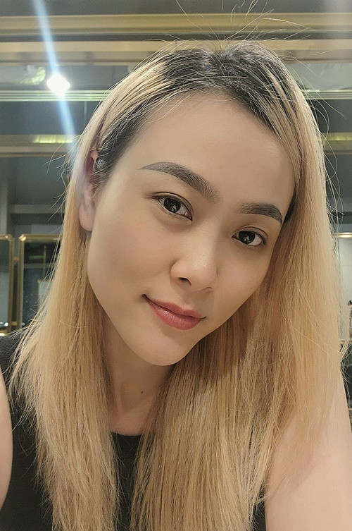 Mới nhất, Minh Trang tiếp tục tố chồng. Cô chia sẻ: “Đuổi mình ra khỏi nơi mình đã ở 16 năm rồi giờ còn hack luôn Facebook - ngôi nhà thứ 2 của mình, tệ với mình đến mức vậy sao? Thôi thì để đảm bảo thông tin bảo vệ bản thân thì mình cũng nên chia sẻ luôn về cách họ chuẩn bị cho việc đuổi người vợ đồng cam cộng khổ 16 năm ra đường tay trắng”. Ảnh: FBNV.