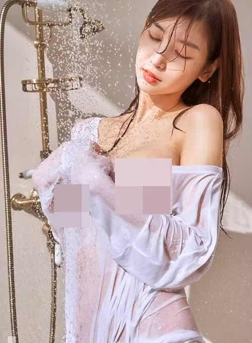 Hot girl xinh đẹp tung loạt ảnh ướt át trong phòng tắm.