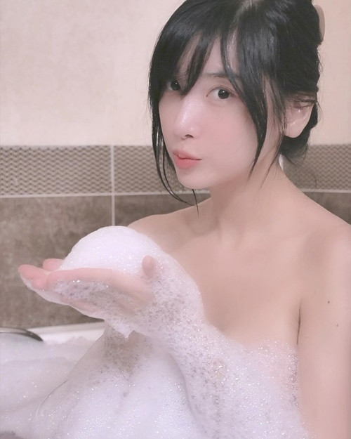 Hot girl xứ Hàn có vẻ ngoài ngọt ngào nhưng có phong cách táo bạo.