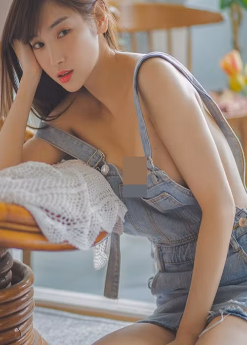 Lee Hae-in đăng tải nhiều khoảnh khắc táo bạo như "thả rông" vòng một, mặc xuyên thấu khi tắm.