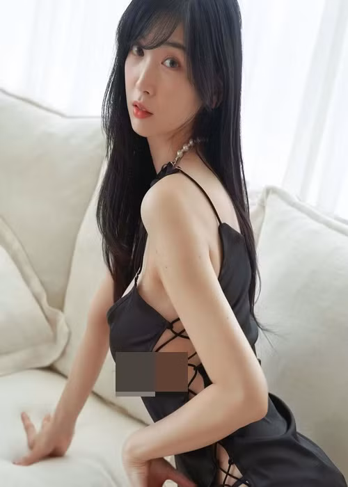 Nhiều người cho rằng Lee Hae-in không nên lạm dụng việc "mặc như không mặc".