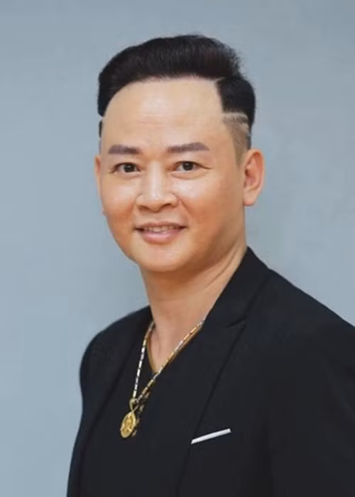 Diễn viên Tùng Dương ly hôn vợ thứ ba sau 13 năm gắn bó. Trước khi quyết định chia tay, cả hai có 2 năm ly thân nhưng vẫn sống chung nhà vì các con. Ảnh: Znews.