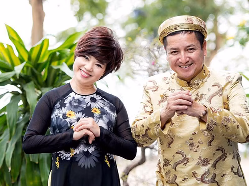 Chí Trung và Ngọc Huyền âm thầm ly thân năm 2016 và cuối năm 2018 ly hôn. Về lý do giữ im lặng cho đến năm 2020, Chí Trung cho hay vì cả hai biết mình là người của công chúng và là "biểu tượng hôn nhân" với hơn 32 năm chung sống. Ảnh: Phụ Nữ Ngày Nay.