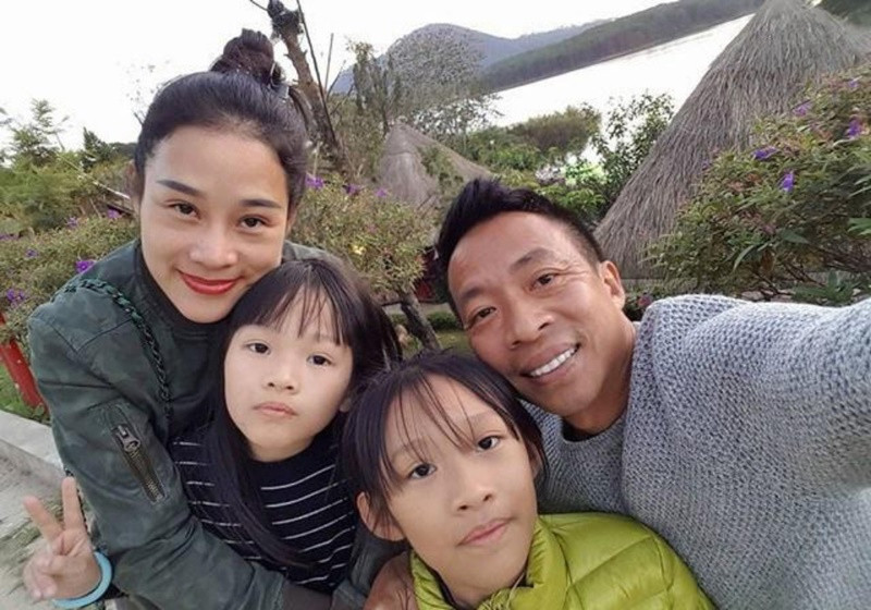 Việt Hoàn chia sẻ trên Vietnamnet, anh và vợ cũ chia tay hòa bình, vui vẻ, ba con luân phiên ở cùng bố và mẹ. Nam ca sĩ không tiết lộ lý do chia tay vợ cũ. Ảnh: Vietnamnet.