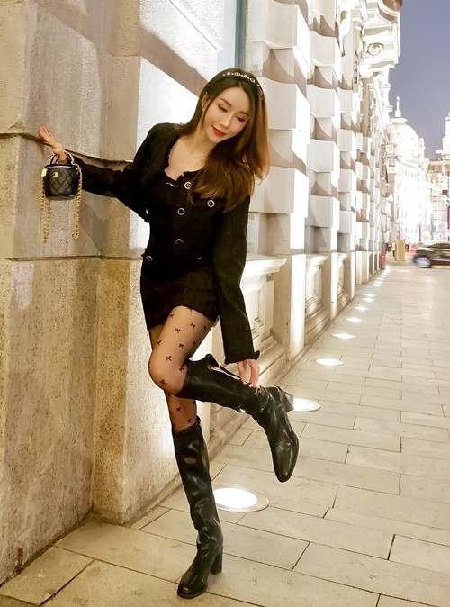 Karista thường xuyên du lịch thế giới.