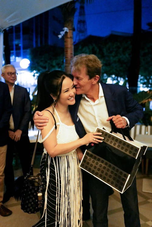 Năm 2020, Hồng Nhung có bạn trai mới sau khi ly hôn. Kiến trúc sư người Đức Gerhard Heusch sinh năm 1962, biết 5 thứ tiếng, mê nhiếp ảnh, giỏi thể thao (chơi polo bán chuyên nghiệp, trượt tuyết, tennis, bơi, đua xe thể thao, yoga).