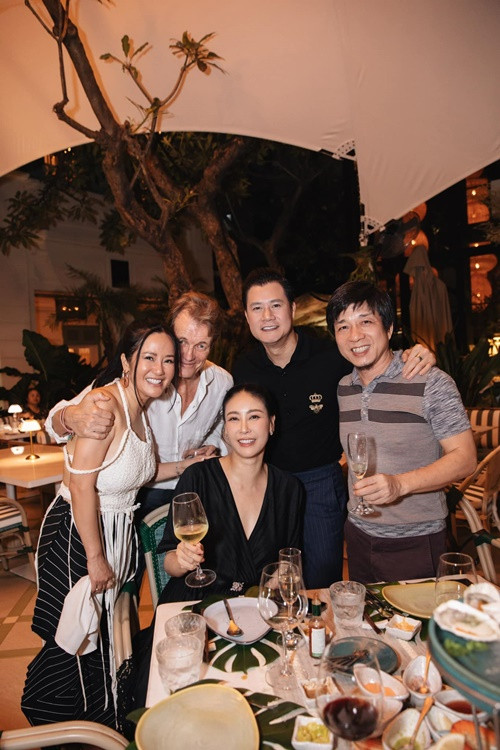 Hồng Nhung và Gerhard Heusch biết nhau nhiều năm trước. Tuy nhiên, thời gian đó, cả hai chỉ là bạn đúng nghĩa. Sau này, Hồng Nhung và Gerhard Heusch mới hẹn hò.