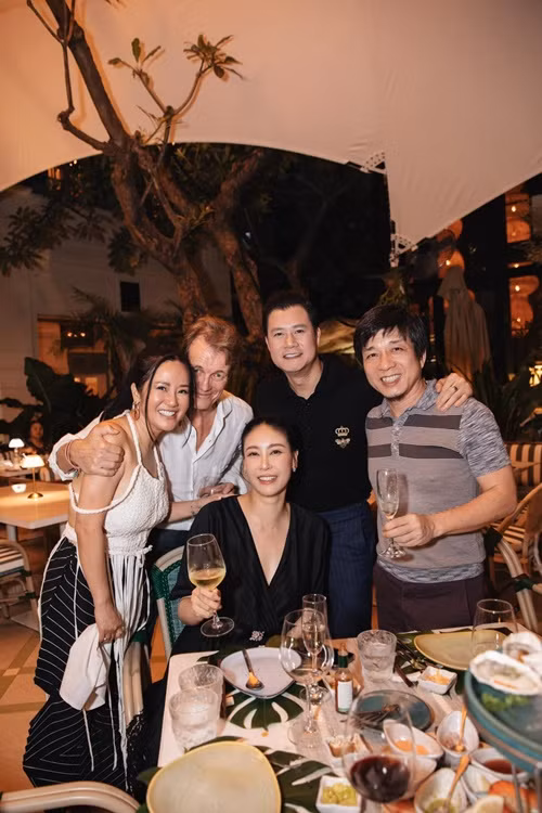 Hồng Nhung và Gerhard Heusch biết nhau nhiều năm trước. Tuy nhiên, thời gian đó, cả hai chỉ là bạn đúng nghĩa. Sau này, Hồng Nhung và Gerhard Heusch mới hẹn hò.