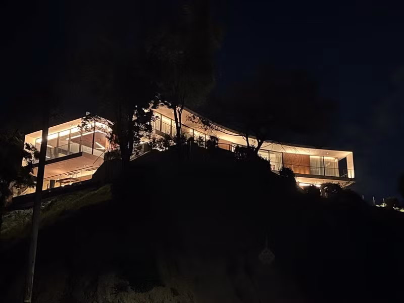 Hồng Nhung khoe công trình do người yêu thực hiện.