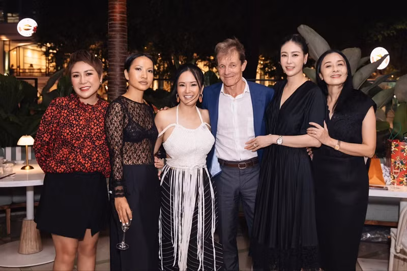 Hồng Nhung thi thoảng công khai hình ảnh hẹn hò bạn trai.