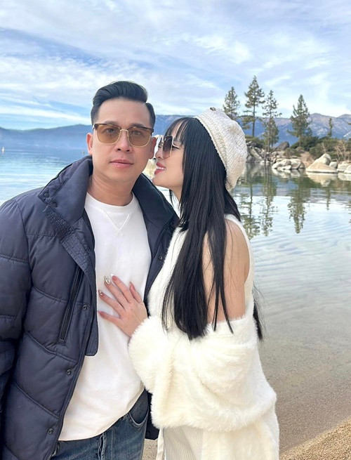 “Trước đây tôi đi diễn, đi hát quá nhiều. Nói tôi không thích phụ nữ, chỉ chú ý mỗi vợ là không đúng. Tôi nghĩ đã là ca sĩ nam, thì nhiều cám dỗ lắm. Nhưng bây giờ tôi ở nhà nhiều, tạo niềm tin cho vợ, nên cô ấy không suy nghĩ nữa”, nam ca sĩ cho hay. Ảnh: FBNV.