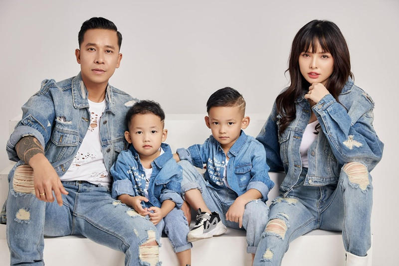 Cặp đôi đón con trai đầu lòng tên Chip vào tháng 7/2015. Đến tháng 1/2017, vợ Lê Hoàng sinh con thứ hai. Vợ chồng nam ca sĩ hiện tại sống trong ngôi nhà 7 tầng diện tích 1.000m2, trị giá 40 tỷ đồng nằm ngay trung tâm TP HCM. Ảnh: FBNV.