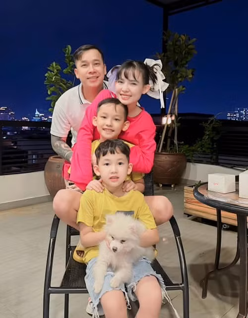 Trong cuộc phỏng vấn với Znews, Lê Hoàng chia sẻ, anh thấy mình may mắn khi lấy được người vợ biết suy nghĩ cho chồng, lo làm ăn như Việt Huê. Ảnh: FBNV.