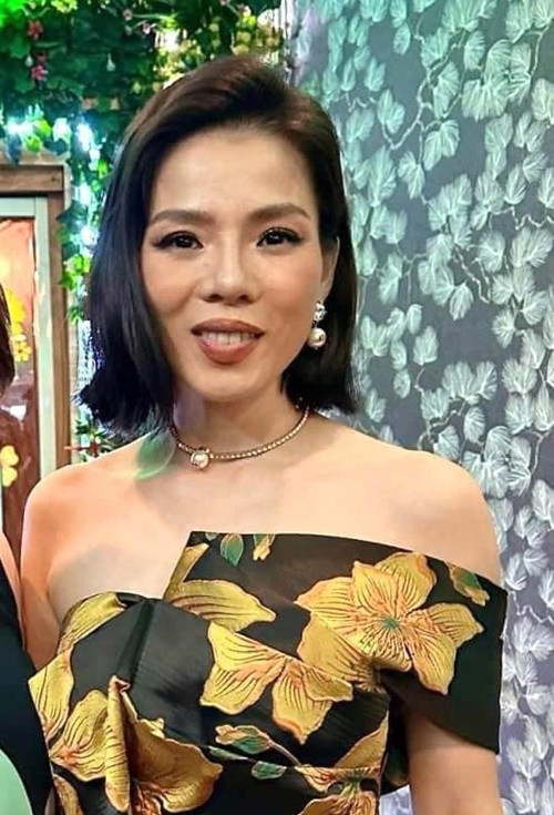 Mới đây, trên trang cá nhân, nữ ca sĩ Lệ Quyên trải lòng về việc bị tung ảnh dìm hàng. Cô cho biết: "Hôm qua Quyên thấy bạn bè nói có người đăng hình không đẹp lên mạng. Nhìn lại thì đó là hình Quyên vừa hát ở phòng trà hôm thứ 4 trước khi bay qua Mỹ hát. Trường hợp dở khóc dở cười do nhiều nguyên nhân như thế chắc không tránh được. Nhưng nếu là ở đâu đó khác, có người này người kia thì cười xòa không suy nghĩ gì...".