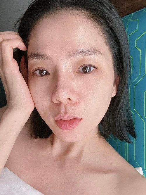 Mới nhất, Lệ Quyên đăng tải loạt ảnh mặt mộc rạng rỡ của mình.