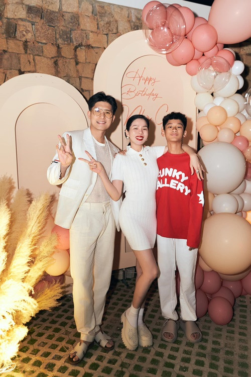 Trước khi sang Mỹ, cô tổ chức sinh nhật sớm cho bản thân cùng con trai.