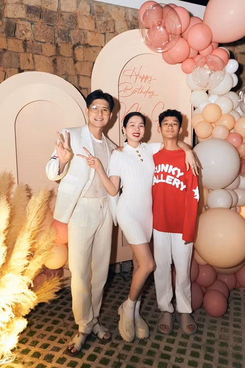 Trước khi sang Mỹ, cô tổ chức sinh nhật sớm cho bản thân cùng con trai.