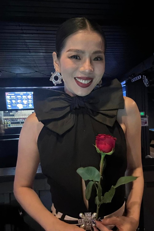 "Đây lại là khán giả đi nghe Quyên hát, yêu Quyên mới đến nghe, đợi bằng được Quyên ra để chụp hình, ai cũng ôm chặt, rạng rỡ nói yêu Quyên lắm, vui lắm xin chụp làm kỷ niệm. Thế sao lại cố tình lấy khoảnh khắc không đẹp đăng lên, Quyên thấy buồn và khó hiểu thôi, vì nếu ai đó không thích mình, cố tình làm vậy đã đành. Xưa nay Quyên thế nào ai cũng biết rồi, gặp khán giả người thật việc thật rõ ràng mỗi ngày mà, đâu có ảo được", Lệ Quyên viết.