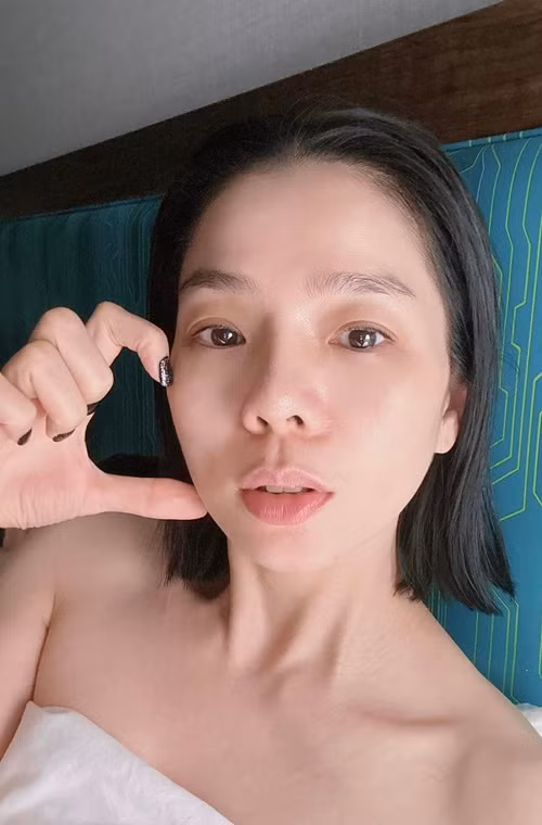 Nữ ca sĩ chụp ảnh bằng camera thường.