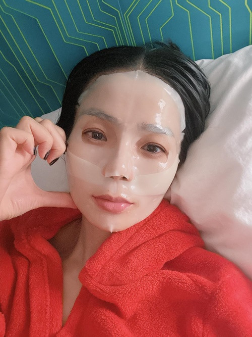 Lệ Quyên chăm đắp mặt nạ để giữ làn da không tỳ vết.