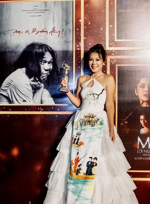 Đinh Y Nhung có gần 25 năm hoạt động nghệ thuật. Cô từng lọt top 10 Hoa hậu Việt Nam 2000. Tham gia phần 7 của series Lật mặt, Đinh Y Nhung đóng vai Ba Lành - người con gái lớn của bà Hai và cũng là đứa con thân cận, bên cạnh bà nhiều nhất. Khi bà Hai gặp tai nạn, Ba Lành lại lâm vào hoàn cảnh khốn cùng: chồng bỏ, con nằm viện. Sự giằng xé giữa một bên là mẹ, một bên là con khiến Ba Lành không khỏi cắn rứt.