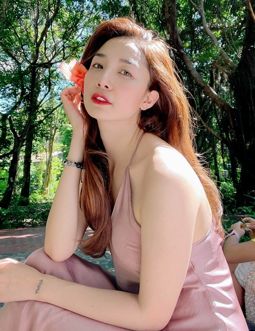 Minh Khuê đóng nhiều phim truyền hình như Cô gái xấu xí, Nhỏ to chốn văn phòng, Thương ngày nắng về.