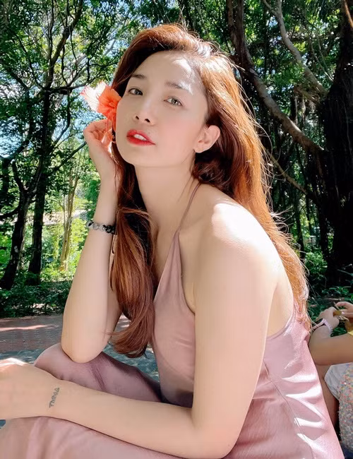 Minh Khuê đóng nhiều phim truyền hình như Cô gái xấu xí, Nhỏ to chốn văn phòng, Thương ngày nắng về.