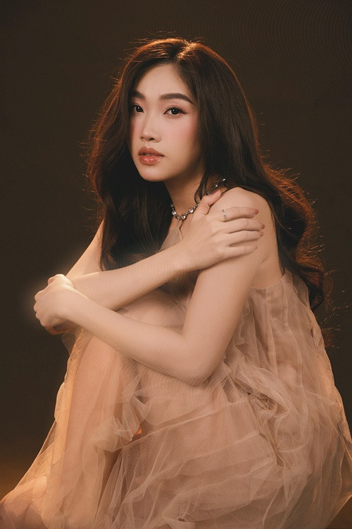 Trước khi đóng Lật mặt 7, Lê Thu đóng phim Tình đầu, Giải cứu hạnh phúc, Chị đại trở lại… đồng thời gây chú ý khi lọt top 5 Người đẹp nhân ái của Miss World Vietnam 2019 - Hoa hậu Thế giới Việt Nam 2019.