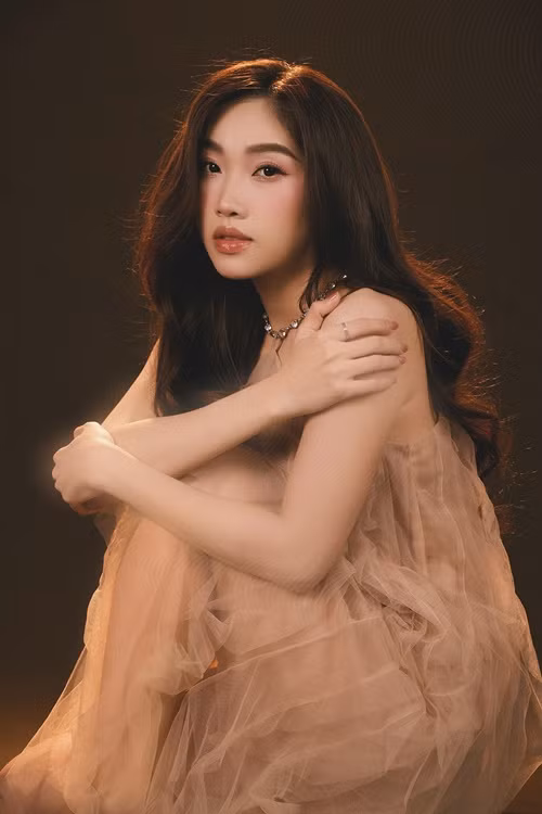 Trước khi đóng Lật mặt 7, Lê Thu đóng phim Tình đầu, Giải cứu hạnh phúc, Chị đại trở lại… đồng thời gây chú ý khi lọt top 5 Người đẹp nhân ái của Miss World Vietnam 2019 - Hoa hậu Thế giới Việt Nam 2019.