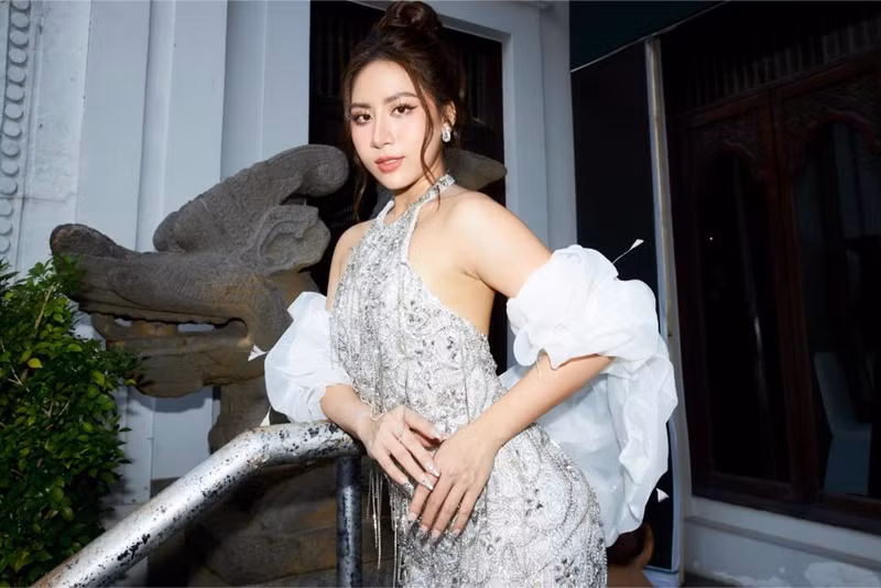 Cô còn có tài năng về nhảy múa, ca hát, đàn, thời trang.