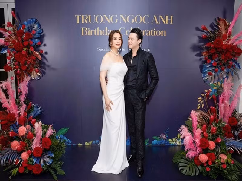 Trương Ngọc Ánh - Anh Dũng bắt đầu vướng nghi vấn tình cảm vào năm 2019 khi thường xuyên sánh đôi bên nhau. Đến tháng 4/2021, cặp đôi công khai hẹn hò. Ảnh: FBNV.