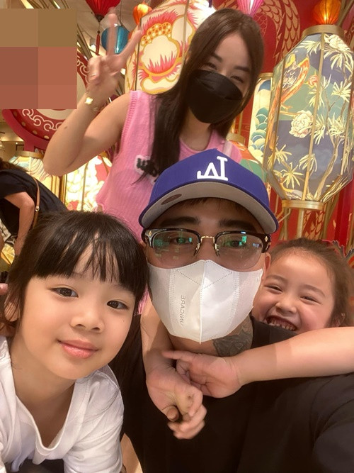 Đạt G từng chia sẻ hình ảnh bên Cindy Lư và các con của cô. Anh viết: "Gia tài có âm nhạc và 3 bạn này".