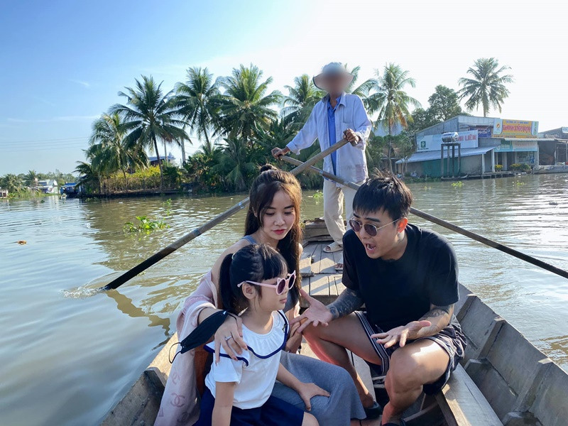 Vợ cũ Hoài Lâm cho biết, Đạt G luôn âm thầm đồng hành cùng cô nuôi dạy, chăm sóc, lo lắng cho các con từ chuyện ăn uống, đến học hành suốt 4 năm qua.