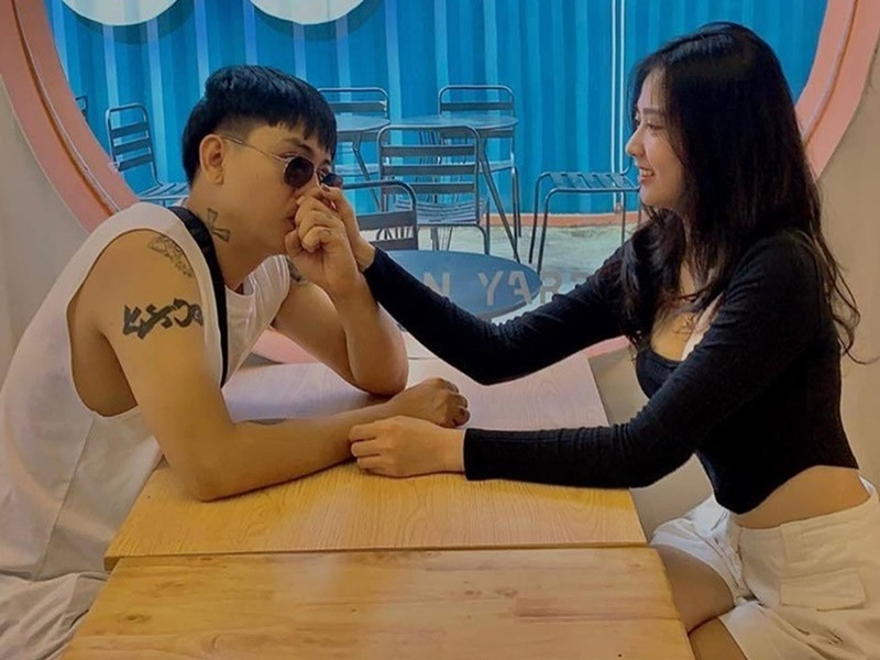 Dường như nhờ người thân cùng bạn gái, Hoài Lâm vượt qua những bế tắc trong cuộc sống lẫn công việc.