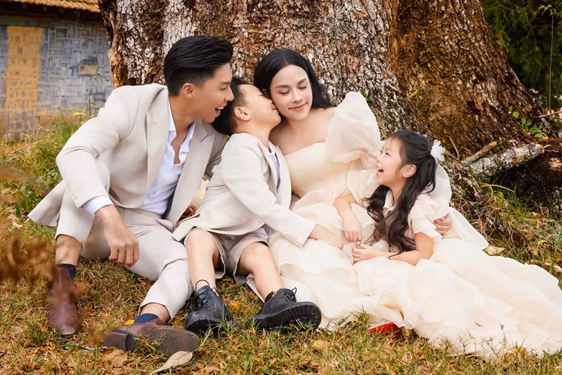 Dịp sinh nhật Quốc Nghiệp, "O Sen" viết: "Chúc mừng sinh nhật anh người yêu Giang Quốc Nghiệp. Chúc cho tất cả những ước muốn của anh sẽ sớm được hoàn thành và mãi là điểm tựa cho gia đình bé nhỏ của chúng ta để "dính một cục" luôn tràn ngập tiếng cười cùng vô vàn tình yêu thương ấm áp nhé. Anh nhớ chuyển khoản để em mua quà tặng anh nha".