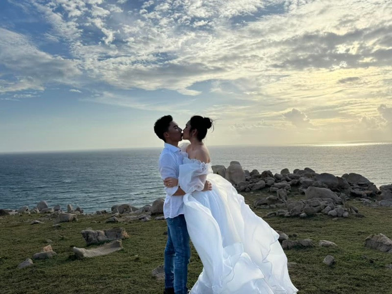 Quốc Nghiệp chiều chuộng Ngọc Mai hết mực. Kiếm được bao nhiêu tiền, anh đều đưa hết cho vợ quản lý. Quốc Nghiệp còn để ý những điều nhỏ nhặt của Ngọc Mai như vợ hay dùng món đồ gì, ví dụ dây buộc tóc cô hay dùng anh sẽ nhớ để thấy sẽ mua.