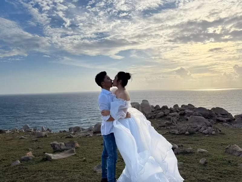 Quốc Nghiệp chiều chuộng Ngọc Mai hết mực. Kiếm được bao nhiêu tiền, anh đều đưa hết cho vợ quản lý. Quốc Nghiệp còn để ý những điều nhỏ nhặt của Ngọc Mai như vợ hay dùng món đồ gì, ví dụ dây buộc tóc cô hay dùng anh sẽ nhớ để thấy sẽ mua.