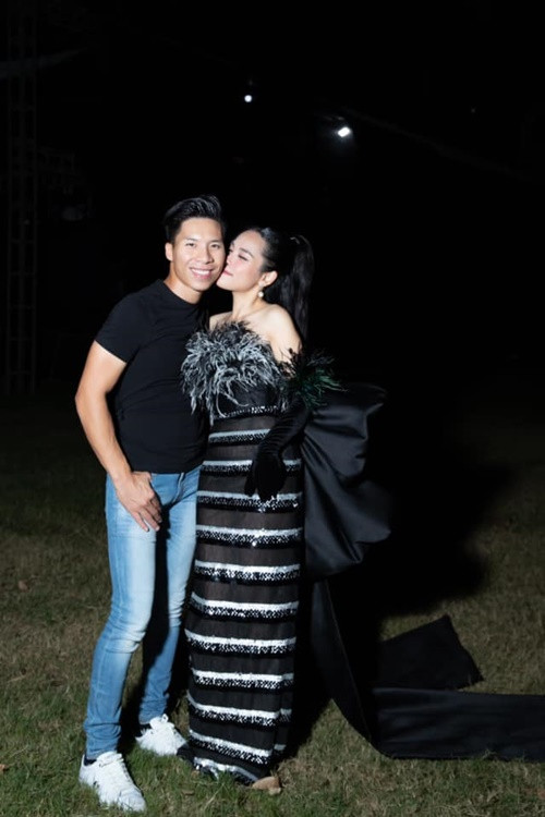 “Vợ yêu quý của anh. Anh và em đã cùng nhau đi qua những mùa nắng, những mùa mưa và cả những mùa giông bão. Gia đình chúng ta luôn là chốn bình yên vì luôn cho nhau tình yêu thương vô tận”, Quốc Nghiệp viết trên trang cá nhân.