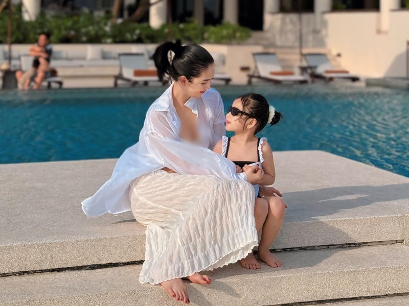 Sau biến cố, Ngọc Trinh dành nhiều thời gian cho gia đình. Mới đây, cô đưa con gái nuôi, cháu đi du lịch.