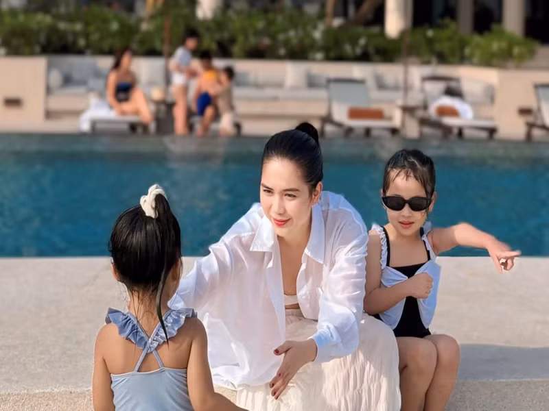 Con gái nuôi của Ngọc Trinh (ngoài cùng bên phải) tên He.