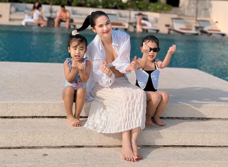 Ngọc Trinh diện áo bra kết hợp áo sơ mi, cùng chân váy suông.