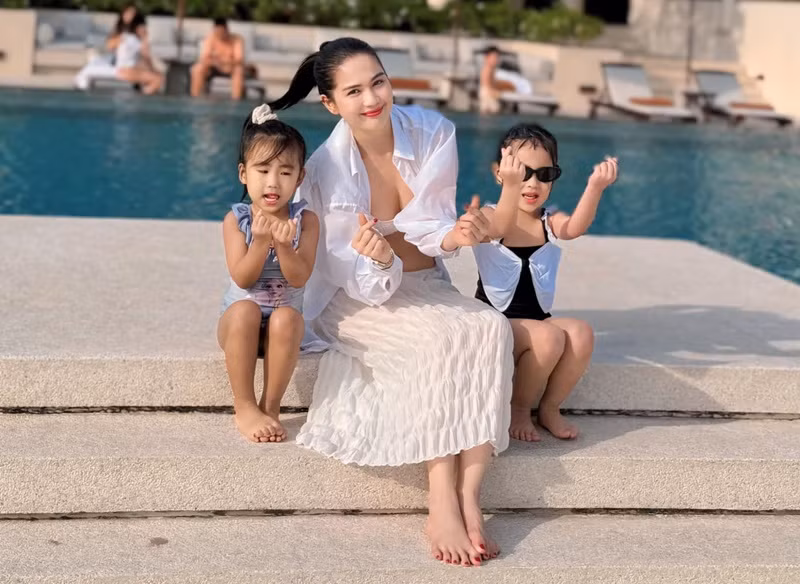 Ngọc Trinh diện áo bra kết hợp áo sơ mi, cùng chân váy suông.