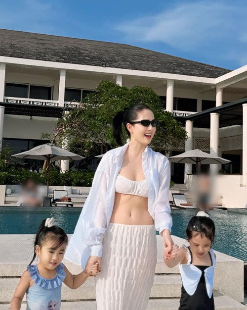 Nữ người mẫu lần hiếm hoi mặc gợi cảm sau biến cố.