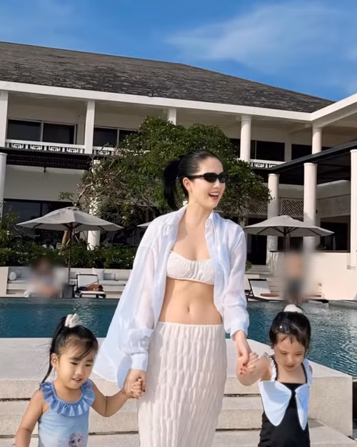 Nữ người mẫu lần hiếm hoi mặc gợi cảm sau biến cố.