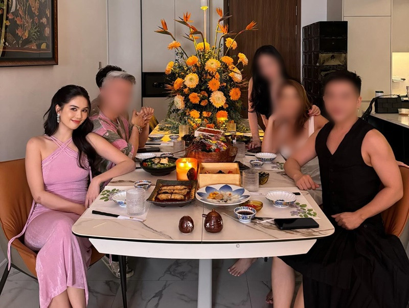 Ngọc Trinh thường tụ tập ăn uống cùng bạn bè.