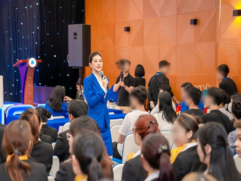 Mới đây, Hoa hậu Ngân Anh khoe ảnh đi làm sau 4 tháng sinh con.