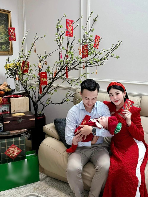 Nàng hậu chia sẻ, cuộc sống của cô dường như đang bị mất đi tự do và sự thoải mái nhưng chưa bao giờ thấy hạnh phúc như lúc này, khi được làm mẹ của một em bé đáng yêu, hiểu chuyện.