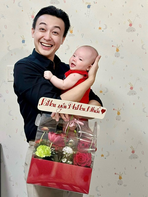 Vợ chồng Ngân Anh thoải mái chia sẻ hình ảnh con trai, thay vì giữ kín.