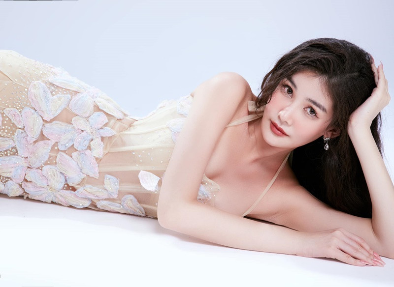 Trước đó, vào ngày 8/3, Ngân Anh tung bộ ảnh gợi cảm.